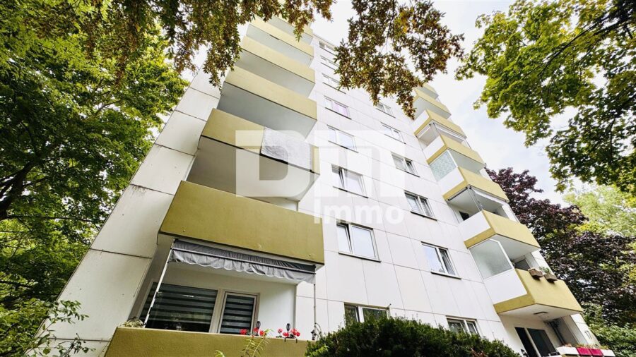Schöne Zwei-Zimmer Wohnung im beliebten Stadtteil Wettbergen mit Balkon und Panoramablick - Straßenansicht